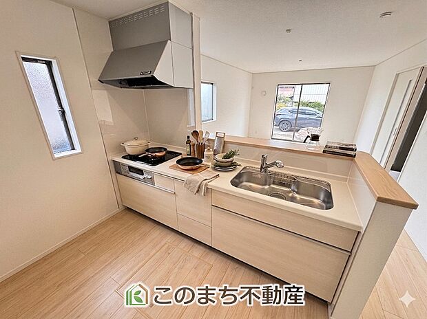 人気の対面式キッチン☆料理をしながらご家族とコミュニケーションが取れます♪家具・什器・調度品・植栽・カーテンなどはCG加工しております。販売価格には含まれません。