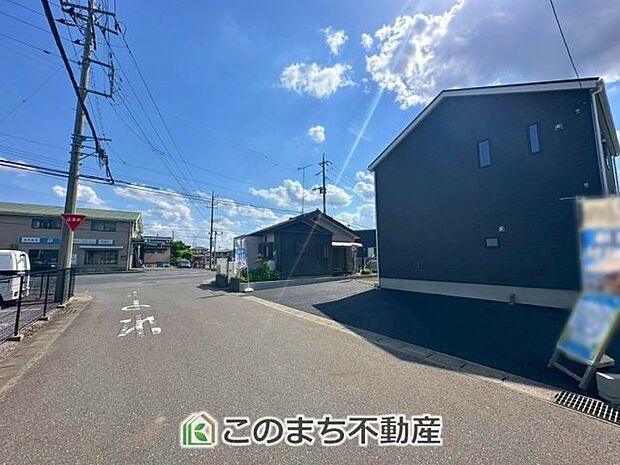前面道路は広々としてます！運転が苦手な方でもお車の出し入れ簡単で安心です☆ 
