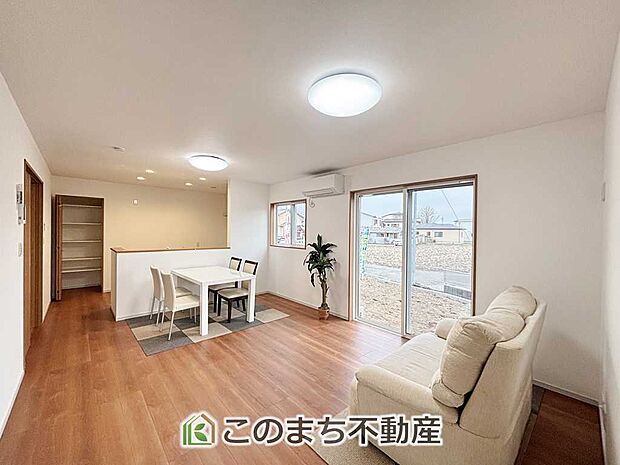 開放感のある広々としたリビング☆家族みんなでゆったりくつろげます♪ 南側から暖かな日差しが差し込みます♪キッチンからリビングの様子がよく見渡せます☆