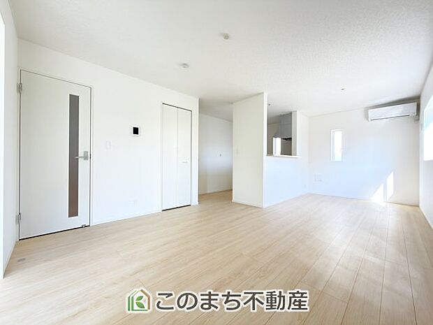 開放感のある広々としたリビング☆家族みんなでゆったりくつろげます♪ 南側から暖かな日差しが差し込みます♪キッチンからリビングの様子がよく見渡せます☆