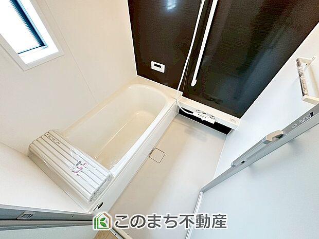 ゆったり１坪バスには換気・乾燥・暖房機能付き！！ 大人も足を伸ばせるゆったり浴槽！！ ご家族皆さんで入っても、一人でゆっくり入っても一日の疲れを癒してくれるお風呂です！！