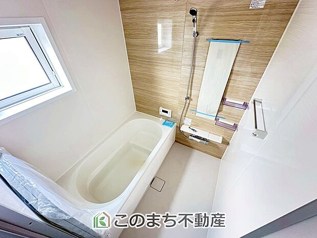 ゆったり１坪バスには換気・乾燥・暖房機能付き！！ 大人も足を伸ばせるゆったり浴槽！！ ご家族皆さんで入っても、一人でゆっくり入っても一日の疲れを癒してくれるお風呂です！！ 