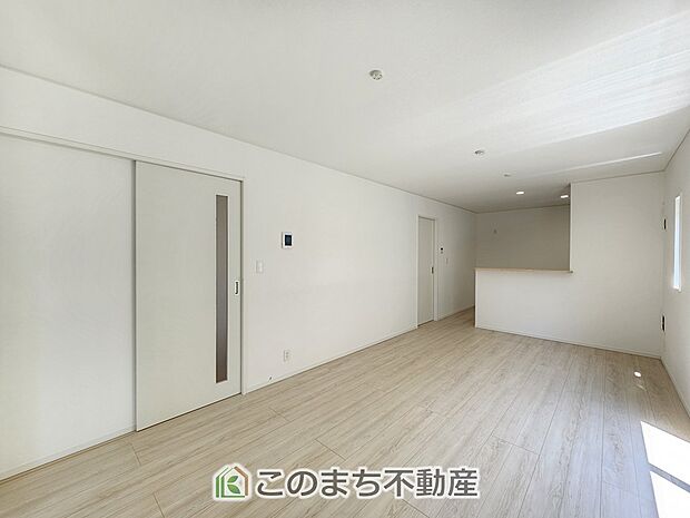開放感のある広々としたリビング☆家族みんなでゆったりくつろげます♪ 南側から暖かな日差しが差し込みます♪キッチンからリビングの様子がよく見渡せます☆