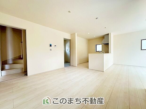 オープンでのびやかな空間を生み出す、こだわりの広がりとゆとり。家族と過ごす時間を大切にしたい方にぴったりの明るくゆとりある住空間です。 