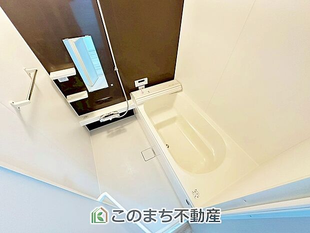ゆったり１坪バスには換気・乾燥・暖房機能付き！！ 大人も足を伸ばせるゆったり浴槽！！ ご家族皆さんで入っても、一人でゆっくり入っても一日の疲れを癒してくれるお風呂です！！ 