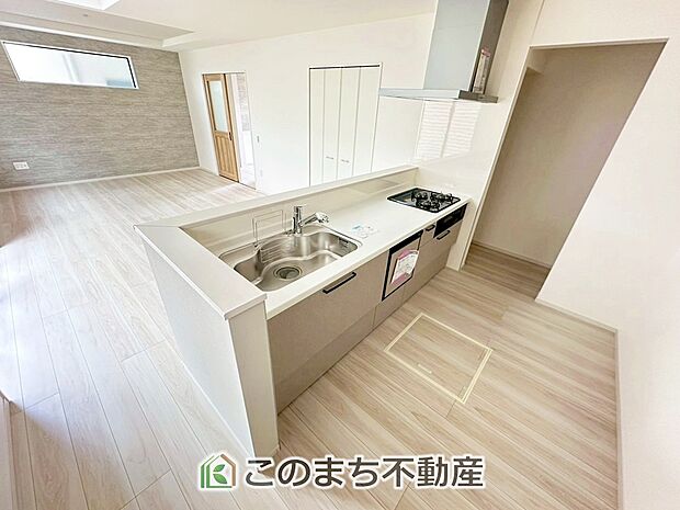 お洒落なホワイト天板のペニンシュラキッチンを採用しております。 浄水器内蔵の水栓です♪ 