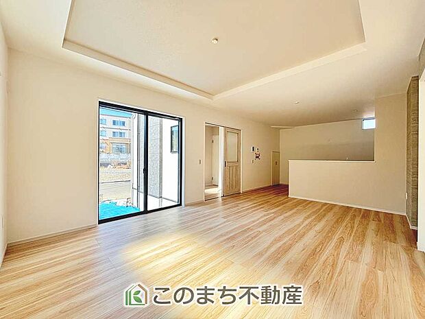 開放感のある広々としたリビング☆家族みんなでゆったりくつろげます♪ 南側から暖かな日差しが差し込みます♪キッチンからリビングの様子がよく見渡せます☆