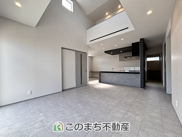 開放感のある広々としたリビング☆家族みんなでゆったりくつろげます♪ 南側から暖かな日差しが差し込みます♪キッチンからリビングの様子がよく見渡せます☆