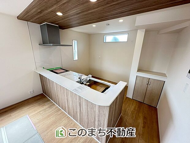 お洒落なホワイト天板のペニンシュラキッチンを採用しております。 浄水器内蔵の水栓です♪ 
