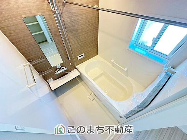 ゆったり１坪バスには換気・乾燥・暖房機能付き！！ 大人も足を伸ばせるゆったり浴槽！！ ご家族皆さんで入っても、一人でゆっくり入っても一日の疲れを癒してくれるお風呂です！！ 