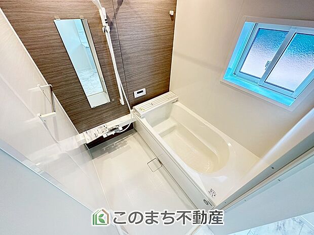 ゆったり１坪バスには換気・乾燥・暖房機能付き！！ 大人も足を伸ばせるゆったり浴槽！！ ご家族皆さんで入っても、一人でゆっくり入っても一日の疲れを癒してくれるお風呂です！！ 