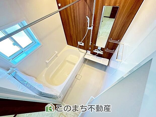 ゆったり１坪バスには換気・乾燥・暖房機能付き！！ 大人も足を伸ばせるゆったり浴槽！！ ご家族皆さんで入っても、一人でゆっくり入っても一日の疲れを癒してくれるお風呂です！！ 