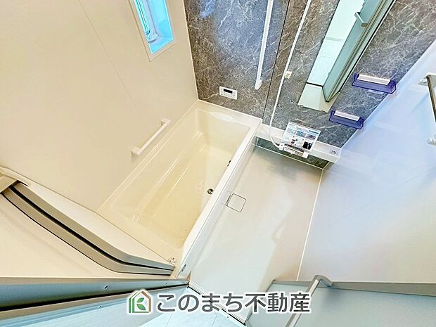 ゆったり１坪バスには換気・乾燥・暖房機能付き！！ 大人も足を伸ばせるゆったり浴槽！！ ご家族皆さんで入っても、一人でゆっくり入っても一日の疲れを癒してくれるお風呂です！！ 
