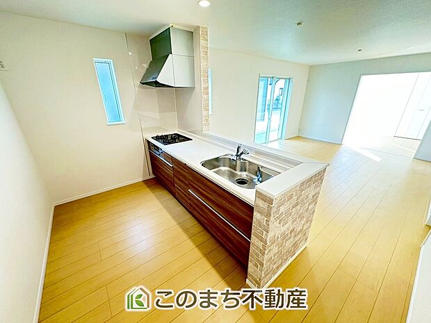 お洒落なホワイト天板のペニンシュラキッチンを採用しております。 浄水器内蔵の水栓です♪ 
