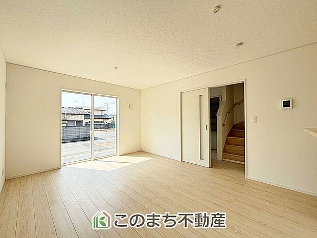 開放感のある広々としたリビング☆家族みんなでゆったりくつろげます♪ 南側から暖かな日差しが差し込みます♪キッチンからリビングの様子がよく見渡せます☆