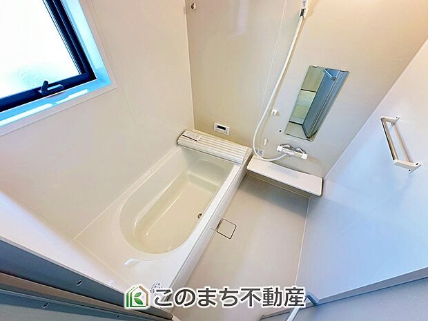 ゆったり１坪バスには換気・乾燥・暖房機能付き！！ 大人も足を伸ばせるゆったり浴槽！！ ご家族皆さんで入っても、一人でゆっくり入っても一日の疲れを癒してくれるお風呂です！！ 