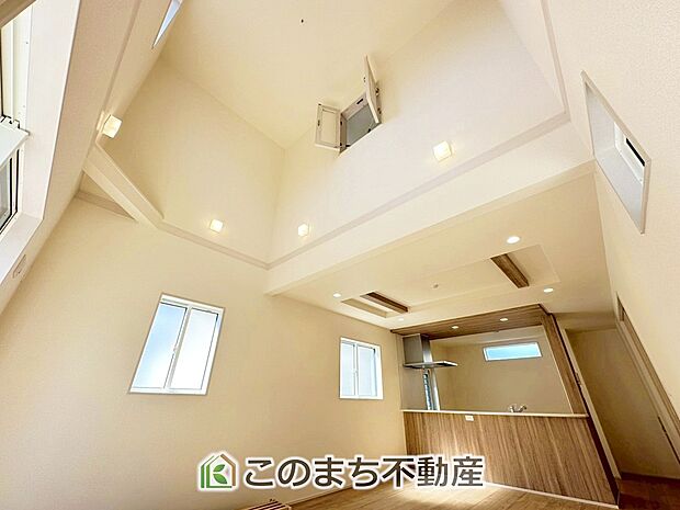 ■いこいの空間■ パートナーや家族が集う憩いの空間。 真新しい木目、Shadeのあるフローリングや白亜のクロスを陽の光、 ダウンライトが照らし出し、家族・友人・知人の会話に華を咲かせます。