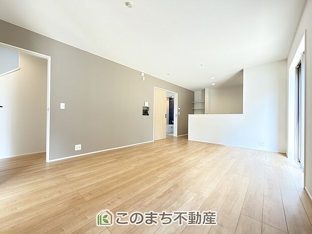 開放感のある広々としたリビング☆家族みんなでゆったりくつろげます♪ 南側から暖かな日差しが差し込みます♪キッチンからリビングの様子がよく見渡せます☆