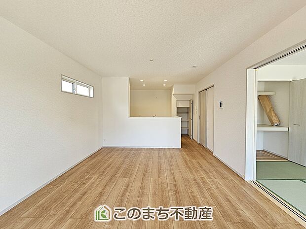開放感のある広々としたリビング☆家族みんなでゆったりくつろげます♪ 南側から暖かな日差しが差し込みます♪キッチンからリビングの様子がよく見渡せます☆