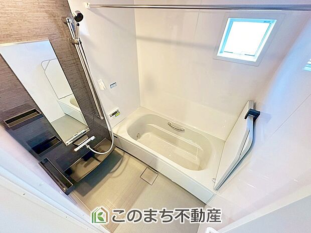 ゆったり1坪バスには換気・乾燥・暖房機能付き!! 大人も足を伸ばせるゆったり浴槽!! ご家族皆さんで入っても、一人でゆっくり入っても一日の疲れを癒してくれるお風呂です!!