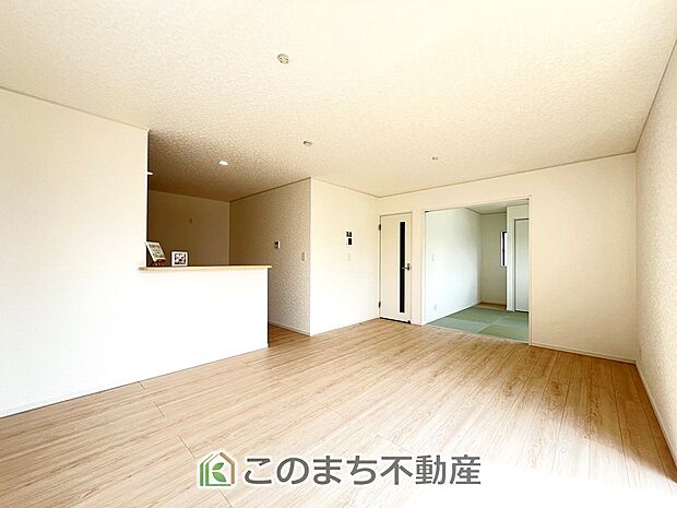 オープンでのびやかな空間を生み出す、こだわりの広がりとゆとり。家族と過ごす時間を大切にしたい方にぴったりの明るくゆとりある住空間です。