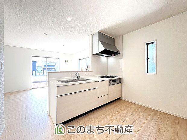 お洒落なホワイト天板のペニンシュラキッチンを採用しております。 浄水器内蔵の水栓です♪