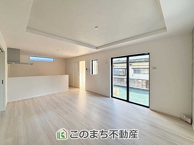開放感のある広々としたリビング☆家族みんなでゆったりくつろげます♪ 南側から暖かな日差しが差し込みます♪キッチンからリビングの様子がよく見渡せます☆