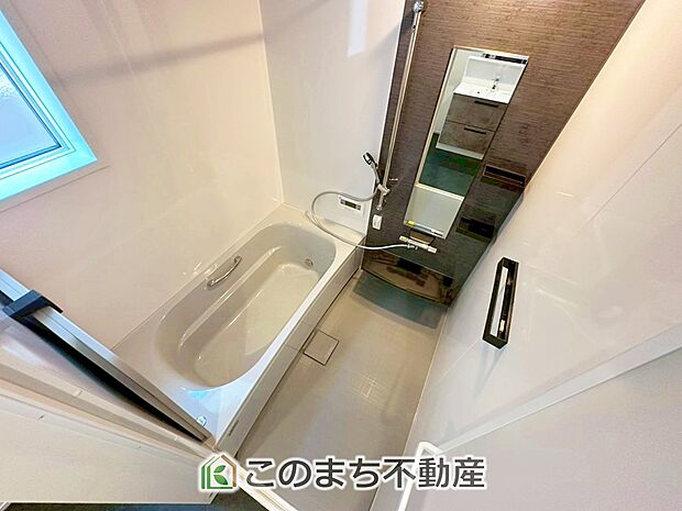 ゆったり1坪バスには換気・乾燥・暖房機能付き!! 大人も足を伸ばせるゆったり浴槽!! ご家族皆さんで入っても、一人でゆっくり入っても一日の疲れを癒してくれるお風呂です!!
