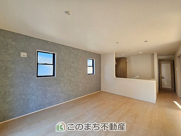開放感のある広々としたリビング☆家族みんなでゆったりくつろげます♪ 南側から暖かな日差しが差し込みます♪キッチンからリビングの様子がよく見渡せます☆