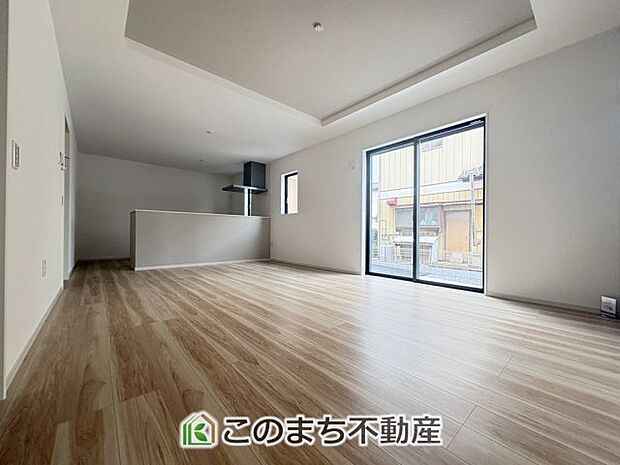 開放感のある広々としたリビング☆家族みんなでゆったりくつろげます♪ 南側から暖かな日差しが差し込みます♪キッチンからリビングの様子がよく見渡せます☆