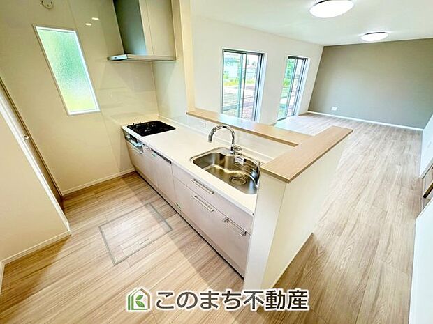 お洒落なホワイト天板のペニンシュラキッチンを採用しております。 浄水器内蔵の水栓です♪