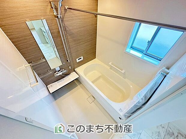 ゆったり1坪バスには換気・乾燥・暖房機能付き!! 大人も足を伸ばせるゆったり浴槽!! ご家族皆さんで入っても、一人でゆっくり入っても一日の疲れを癒してくれるお風呂です!!