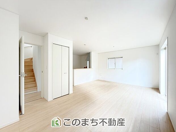 開放感のある広々としたリビング☆家族みんなでゆったりくつろげます♪ 南側から暖かな日差しが差し込みます♪キッチンからリビングの様子がよく見渡せます☆