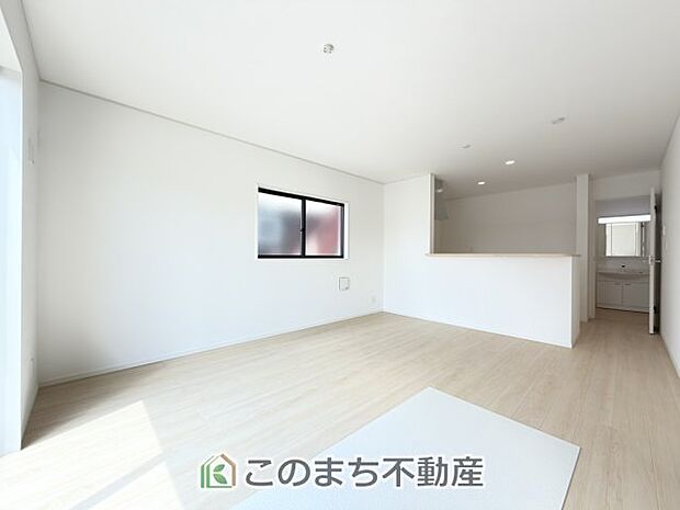開放感のある広々としたリビング☆家族みんなでゆったりくつろげます♪ 南側から暖かな日差しが差し込みます♪キッチンからリビングの様子がよく見渡せます☆