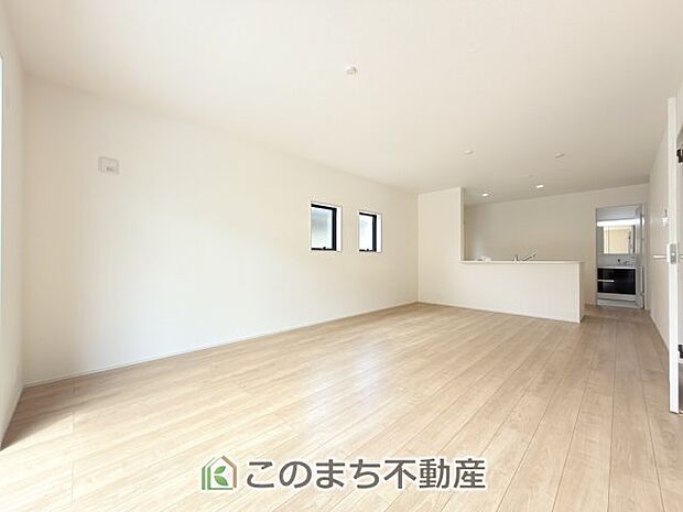 開放感のある広々としたリビング☆家族みんなでゆったりくつろげます♪ 南側から暖かな日差しが差し込みます♪キッチンからリビングの様子がよく見渡せます☆