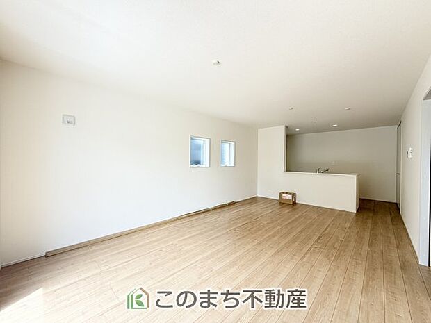 開放感のある広々としたリビング☆家族みんなでゆったりくつろげます♪ 南側から暖かな日差しが差し込みます♪キッチンからリビングの様子がよく見渡せます☆