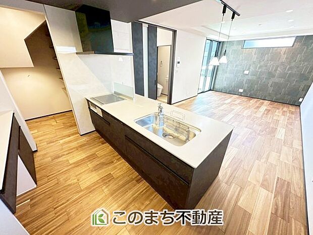お洒落なホワイト天板のペニンシュラキッチンを採用しております。 浄水器内蔵の水栓です♪