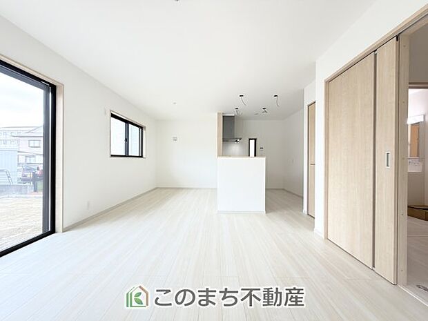 開放感のある広々としたリビング☆家族みんなでゆったりくつろげます♪ 南側から暖かな日差しが差し込みます♪キッチンからリビングの様子がよく見渡せます☆