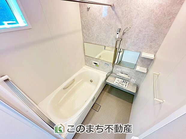 ゆったり1坪バスには換気・乾燥・暖房機能付き!! 大人も足を伸ばせるゆったり浴槽!! ご家族皆さんで入っても、一人でゆっくり入っても一日の疲れを癒してくれるお風呂です!!