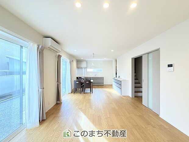 開放感のある広々としたリビング☆家族みんなでゆったりくつろげます♪ 南側から暖かな日差しが差し込みます♪キッチンからリビングの様子がよく見渡せます☆