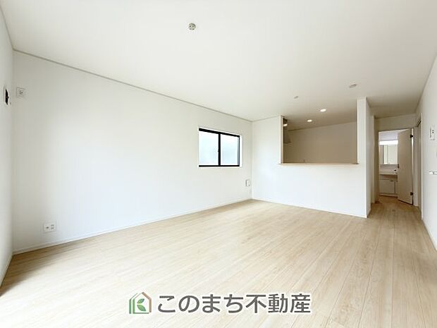 開放感のある広々としたリビング☆家族みんなでゆったりくつろげます♪ 南側から暖かな日差しが差し込みます♪キッチンからリビングの様子がよく見渡せます☆