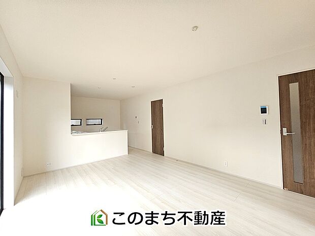 開放感のある広々としたリビング☆家族みんなでゆったりくつろげます♪ 南側から暖かな日差しが差し込みます♪キッチンからリビングの様子がよく見渡せます☆