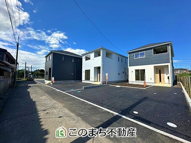 前面道路は交通量が少なく、運転が苦手な方でも落ち着いて出し入れ出来ます☆ 