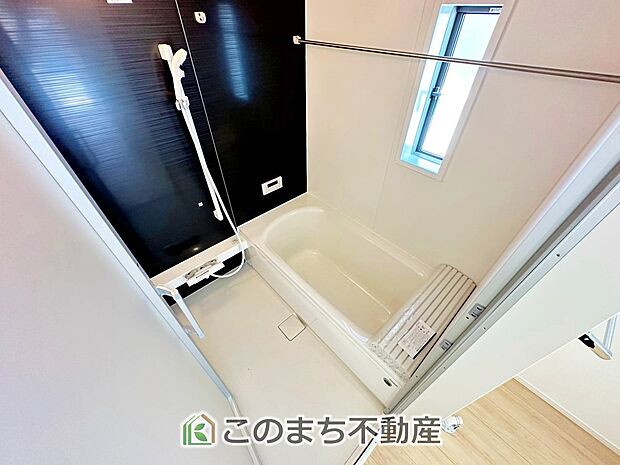 ゆったり１坪バスには換気・乾燥・暖房機能付き！！ 大人も足を伸ばせるゆったり浴槽！！ ご家族皆さんで入っても、一人でゆっくり入っても一日の疲れを癒してくれるお風呂です！！ 