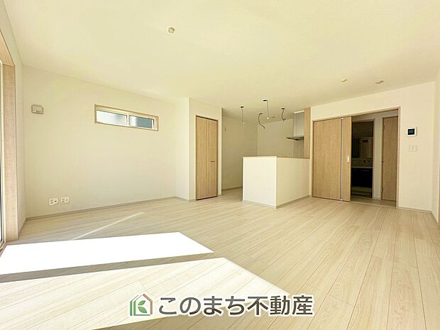 オープンでのびやかな空間を生み出す、こだわりの広がりとゆとり。家族と過ごす時間を大切にしたい方にぴったりの明るくゆとりある住空間です。 