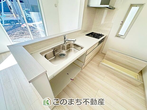 お洒落なホワイト天板のペニンシュラキッチンを採用しております。 浄水器内蔵の水栓です♪ 