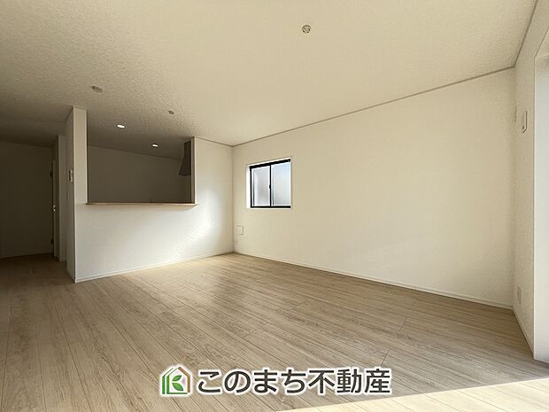 開放感のある広々としたリビング☆家族みんなでゆったりくつろげます♪ 南側から暖かな日差しが差し込みます♪キッチンからリビングの様子がよく見渡せます☆