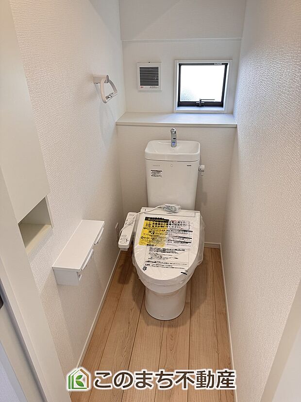 【トイレ】同社施工物件の写真です。※建具やフローリング、その他仕様が違う場合がございます。