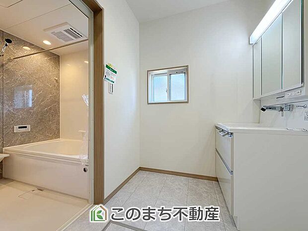 【洗面】シャンプードレッサーで朝の身支度♪伸びるホースでお掃除も簡単清潔です!