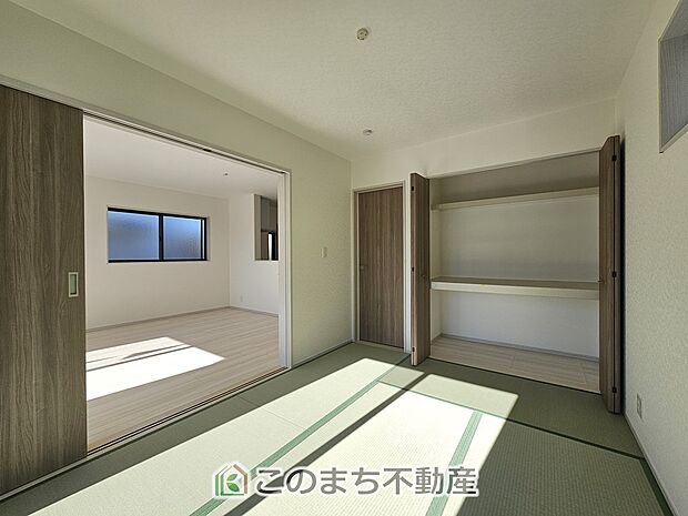 【和室】お子様のお昼寝にも便利な和室です。大きな窓から暖かな日差しが差し込みます♪
